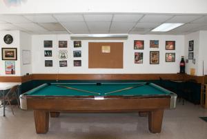 ein Billardtisch in einem Raum mit Bildern an der Wand in der Unterkunft Medina Lake Camping Resort Studio Cabin 1 in Lakehills