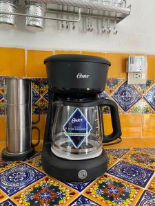 Eine Kaffeemaschine steht auf einer Theke. in der Unterkunft CasaPalmitas in Las Varas