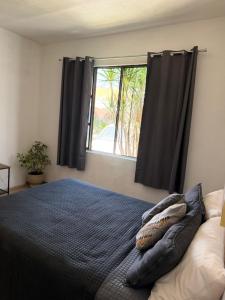 ein Schlafzimmer mit einem Bett mit Kissen und einem Fenster in der Unterkunft CasaPalmitas in Las Varas + 6 Fotos
