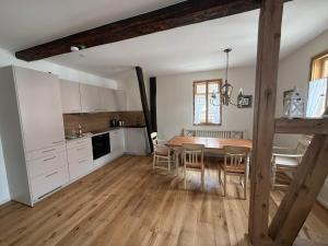 a kitchen and dining room with a table and chairs at Wohnen im Denkmal in Weilrod