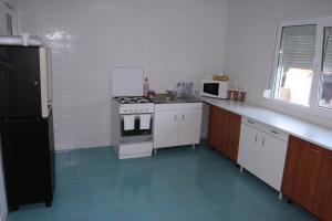 a kitchen with a stove and a refrigerator at Blue Lagoon in Costinesti