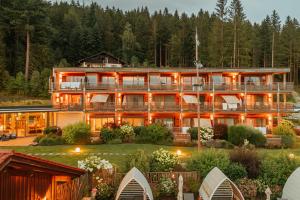 a large building with a lot of windows at Wellnesshotel Riedlberg in Drachselsried