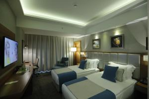 TV a/nebo společenská místnost v ubytování Best Western Premier Karsiyaka Convention & Spa Hotel