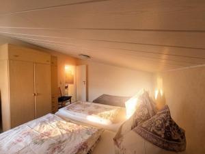 a bedroom with two beds in a room at Zum Häusler-Glück in Biendorf +3 photos