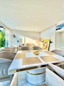a dining room with a table and chairs at Quinta Samalu in Villavicencio