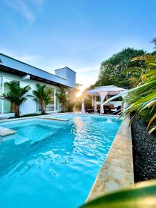 a swimming pool in front of a house at Quinta Samalu in Villavicencio
