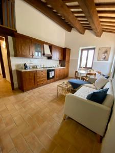 a living room with a couch and a kitchen at Agriturismo Fontelini in Cingoli