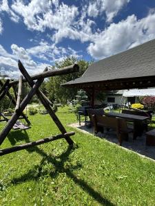 a wooden fence in a yard with a picnic table at Agroturystyka Na Jamie in Posada Jaśliska