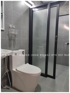 a bathroom with a toilet and a glass shower at Ly Guest House-Long Set Beach in Kaôh Rŭng (3)