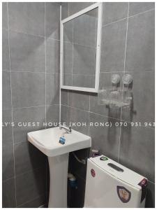a bathroom with a sink and a mirror and a toilet at Ly Guest House-Long Set Beach in Kaôh Rŭng (3)