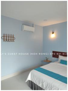 a bedroom with a bed with blue and white sheets at Ly Guest House-Long Set Beach in Kaôh Rŭng (3)