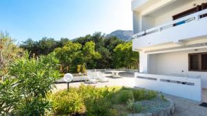 a backyard of a white building with a garden at Vieste Residence Gallo Con Piscina in Vieste