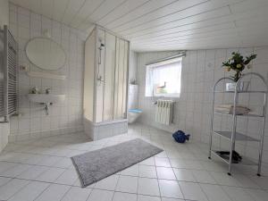 a white bathroom with a sink and a toilet at Zum Häusler-Glück in Biendorf