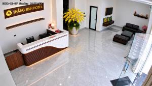 a lobby with a waiting room with a vase of flowers at Thắng Sinh Hotel - Biển Quỳnh Bảng in Quỳnh Lưu