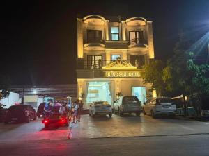 a building with cars parked in a parking lot at night at Thắng Sinh Hotel - Biển Quỳnh Bảng in Quỳnh Lưu +4 photos