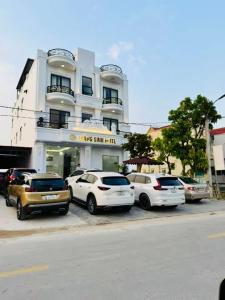 a group of cars parked in front of a building at Thắng Sinh Hotel - Biển Quỳnh Bảng in Quỳnh Lưu