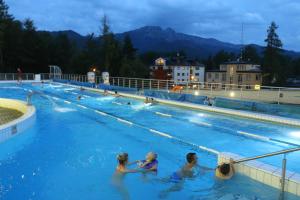 grupa ludzi w basenie w nocy w obiekcie Geovita Zakopane w Zakopanem