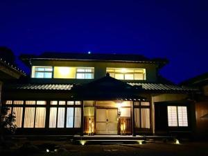 a large house at night with its lights on at 373アルプスの風 - 最大11名 in Minami Alps +66 photos