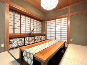 a room with a bed in a room with windows at 373アルプスの風 - 最大11名 in Minami Alps