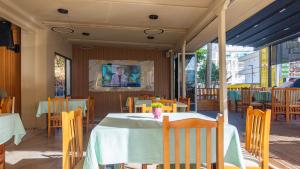 a dining room with a table and chairs at Hotel Primavera in Sarandë