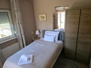 a small bedroom with a bed and a window at Sobe - Klet Cinkuš in Hrvatski Leskovac