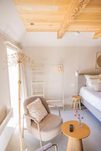 a bedroom with a bed and a chair and a table at Boerderij 1811 in Harich