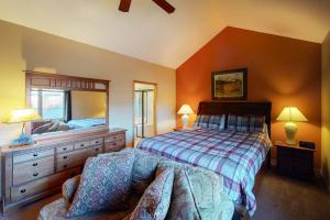 a bedroom with a large bed and a mirror at Teller Townhomes 106 in Frisco