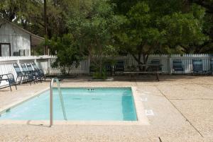 Swimmingpoolen hos eller tæt på Medina Lake Camping Resort Cabin 3