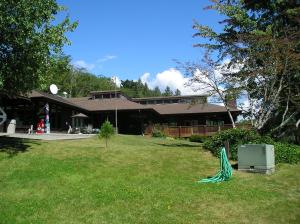 una casa con un césped verde delante de ella en Mount Vernon Camping Resort Studio Cabin 5, en Bow