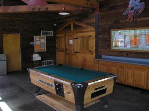 una mesa de ping pong en una habitación con en Mount Vernon Camping Resort Studio Cabin 5, en Bow
