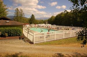 Бассейн в Mount Vernon Camping Resort Studio Cabin 5 или поблизости