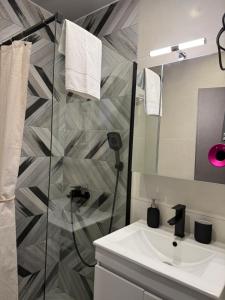 ein Badezimmer mit Waschbecken und Dusche in der Unterkunft Studio Lite Ermou#17 in Kateríni + 9 Fotos