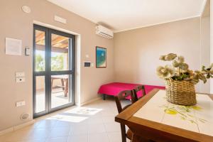 a dining room with a table and a red bench at Villa Mapa - Appartamenti Lorusso in Vieste