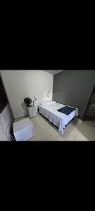 a small room with a bed and a toilet at Microcasa 6 in Lajeado