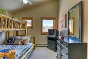 a bedroom with a bunk bed and a television at Golfers Retreat in South Fork