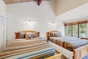 two beds sitting next to each other in a bedroom at Durango Tango & Suite Studio in Durango +59 photos