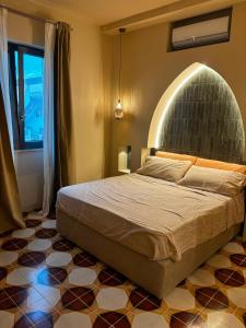 a bedroom with a bed with an arch above it at Riad Gilda in Torre Canne