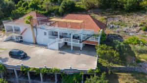 an aerial view of a white house with a car at Endless View House in Gornji Rastiš