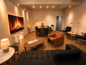 a living room with a couch and a fireplace at 礁溪希沐湯泉民宿 2026年7月全新面貌登場 價格優惠中 in Jiaoxi