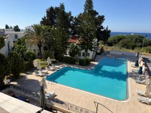 ein großer Swimmingpool mit Liegestühlen und ein Resort in der Unterkunft Marsin Hotel & Bungalows in Kyrenia