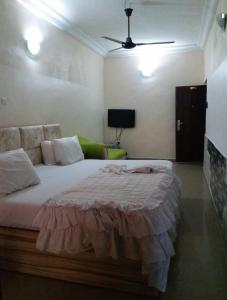 a bedroom with a large bed in a room at Seadry Suites in Dushepe