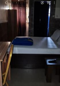 a bed with a blue pillow on top of it at Seadry Suites in Dushepe