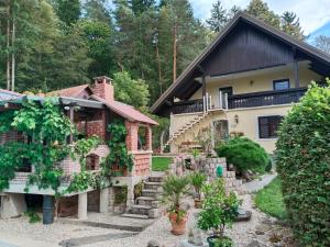 a house with a garden in front of it at Ferienwohnung Jauk in Gleinstätten