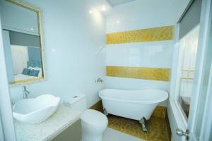 a bathroom with a tub and a sink and a toilet at khách sạn Quốc Tế in Cà Mau +26 photos