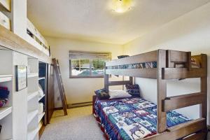 a bedroom with two bunk beds in a room at Skiing Sanctuary in Winter Park