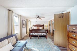 a living room with a bed and a couch at Yatahey in South Fork