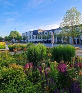 a garden with flowers in front of a building at Studio apartman Picok Đurđevac in Ðurđevac
