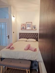 a bedroom with a bed with pink towels on it at Studio apartman Picok Đurđevac in Ðurđevac