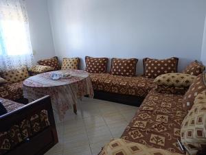 una sala de estar con un sofá y una mesa en Ouadlaw, en Oued Laou 1 foto más