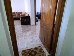 un pasillo con una puerta y un suelo de baldosas en Ouadlaw, en Oued Laou